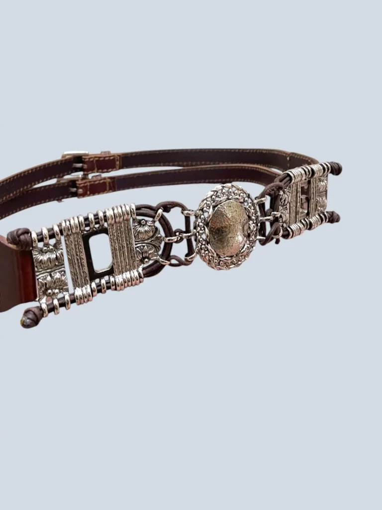 Cintura in pelle con decorazioni metalliche., foto 3 di 7