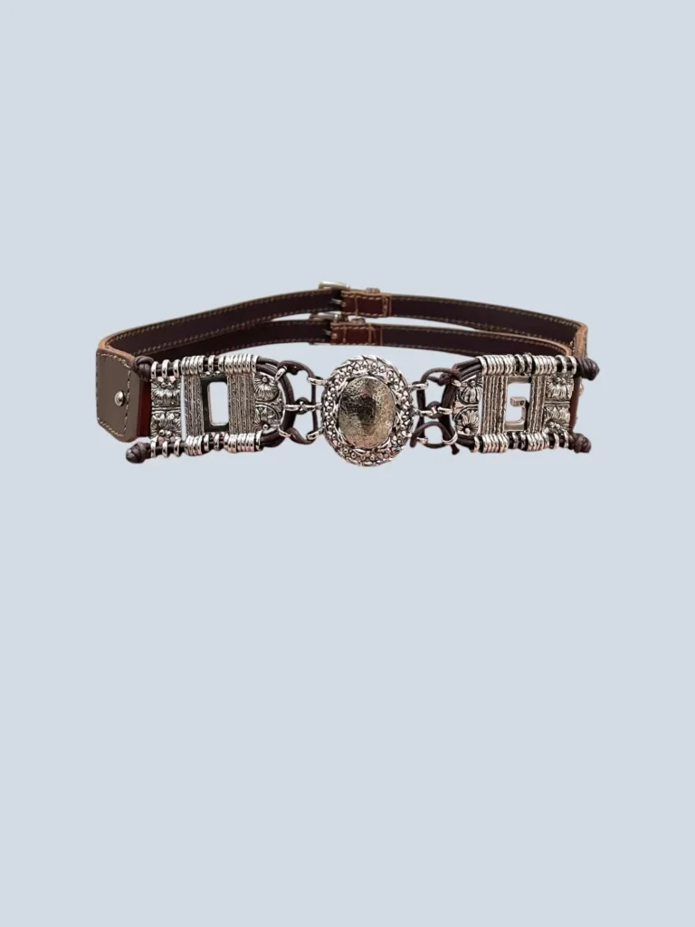 Cintura in pelle con decorazioni metalliche.