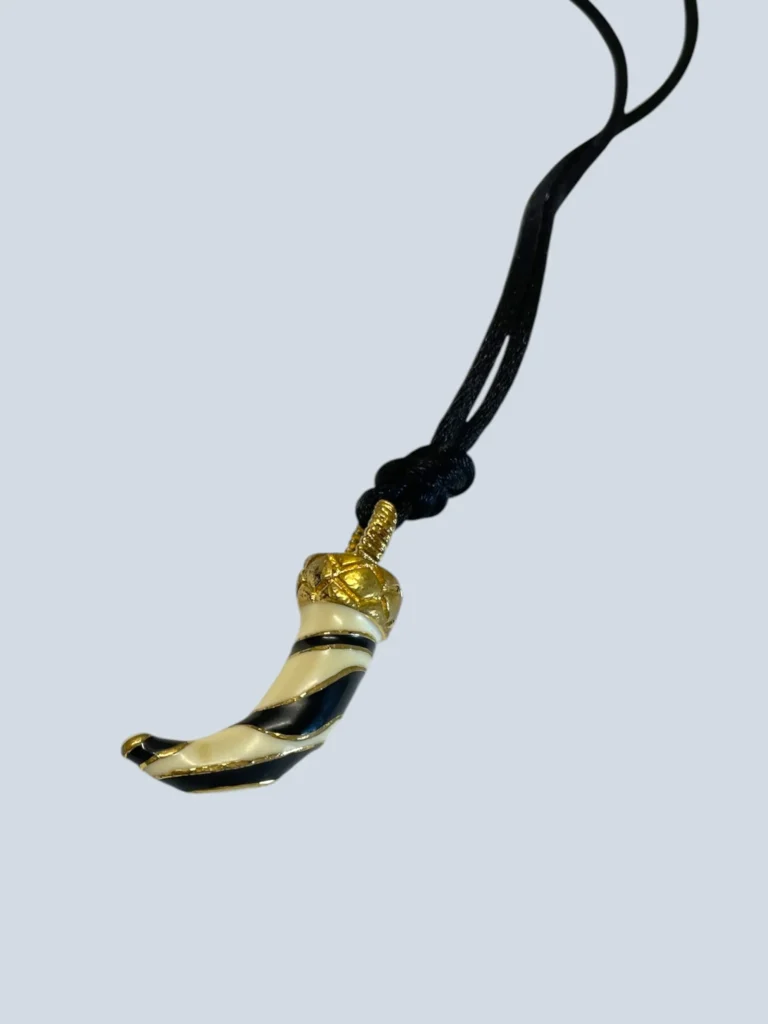 Collana in satin con pendente corno zebrato., foto 2 di 4