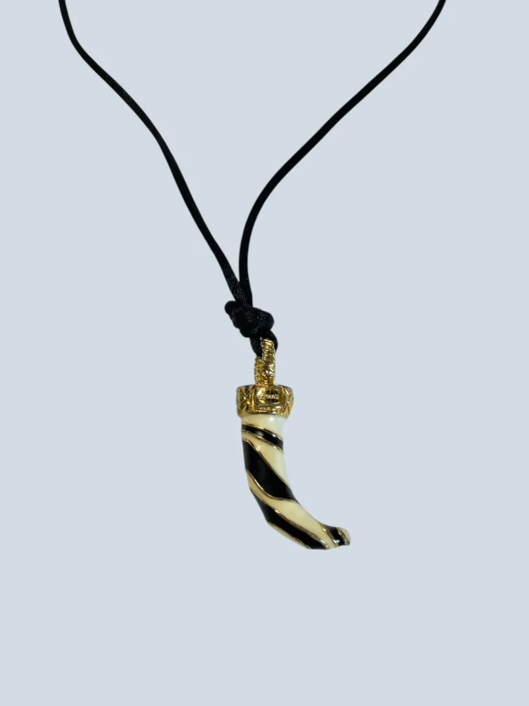 Collana in satin con pendente corno zebrato., foto 3 di 4
