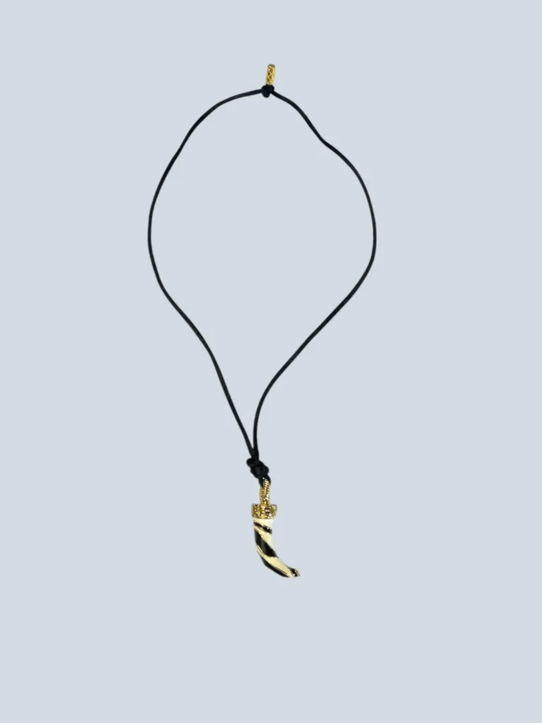 Collana Just Cavalli con pendente a forma di corno zebrato.