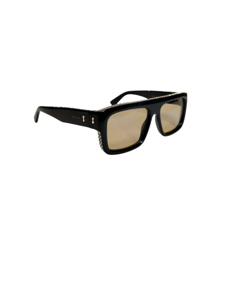 Occhiali da sole Gucci neri con strass in prospettiva laterale.