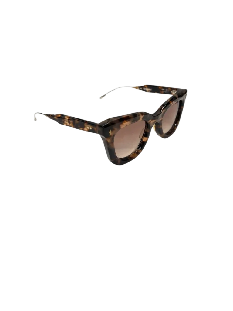 Occhiali da sole in acetato havana e metallo.