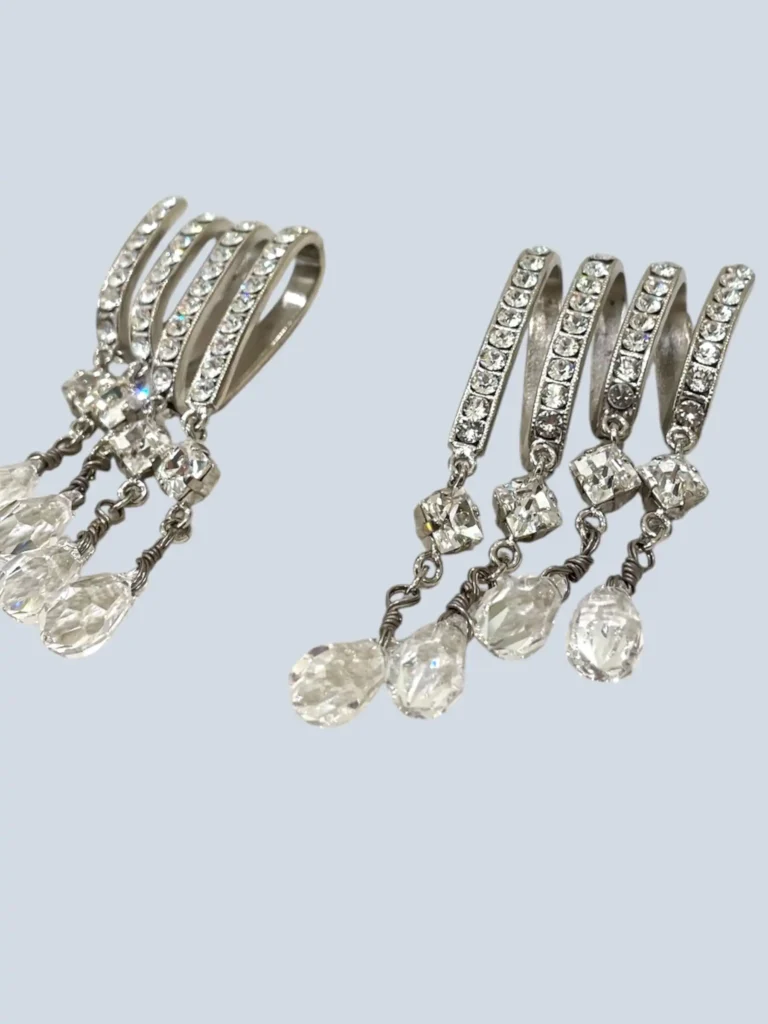 Orecchini in metallo e strass pendenti., foto 3 di 5
