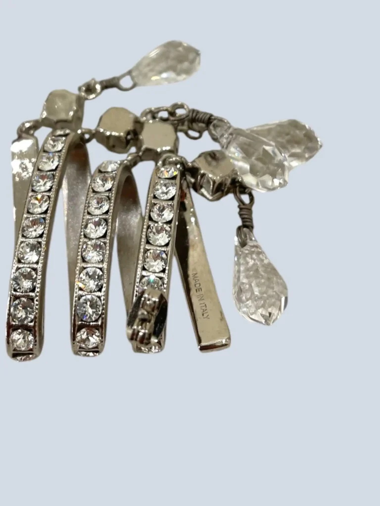 Orecchini in metallo e strass pendenti., foto 4 di 5