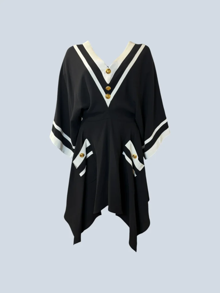 Abito midi Gucci nero con dettagli bianchi e bottoni dorati.