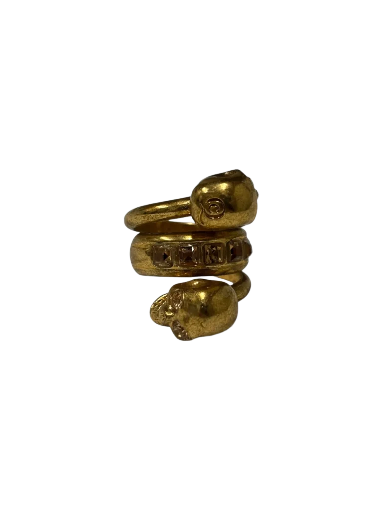 Anello Alexander McQueen in ottone con doppio teschio dorato.