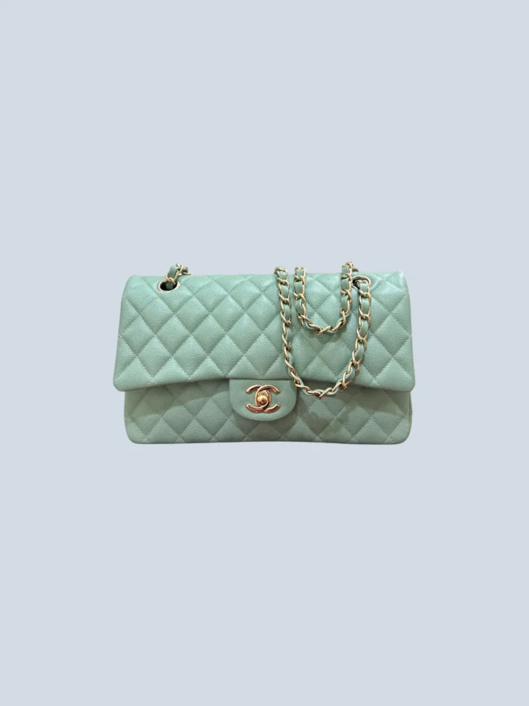 Borsa Chanel Classic Medium Double Flap in pelle caviar verde chiaro, vista frontale.
