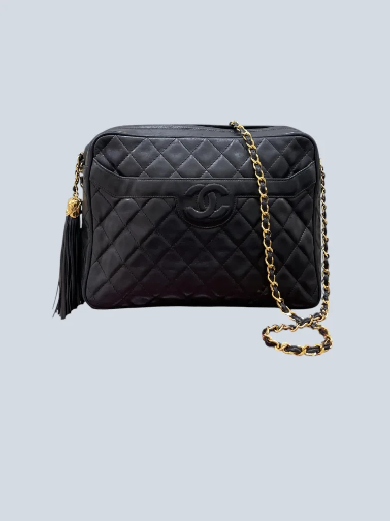 Borsa a tracolla Chanel in pelle nera con catena dorata vista frontale.