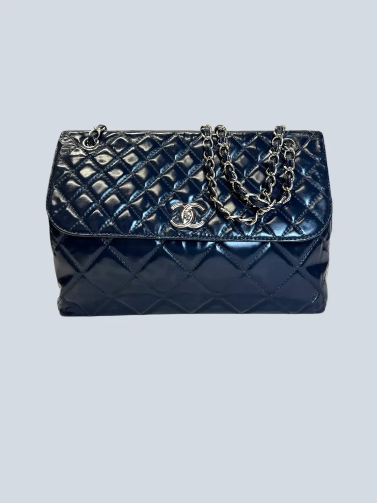 Borsa a tracolla Chanel In The Business Flap in vernice trapuntata vista frontale.