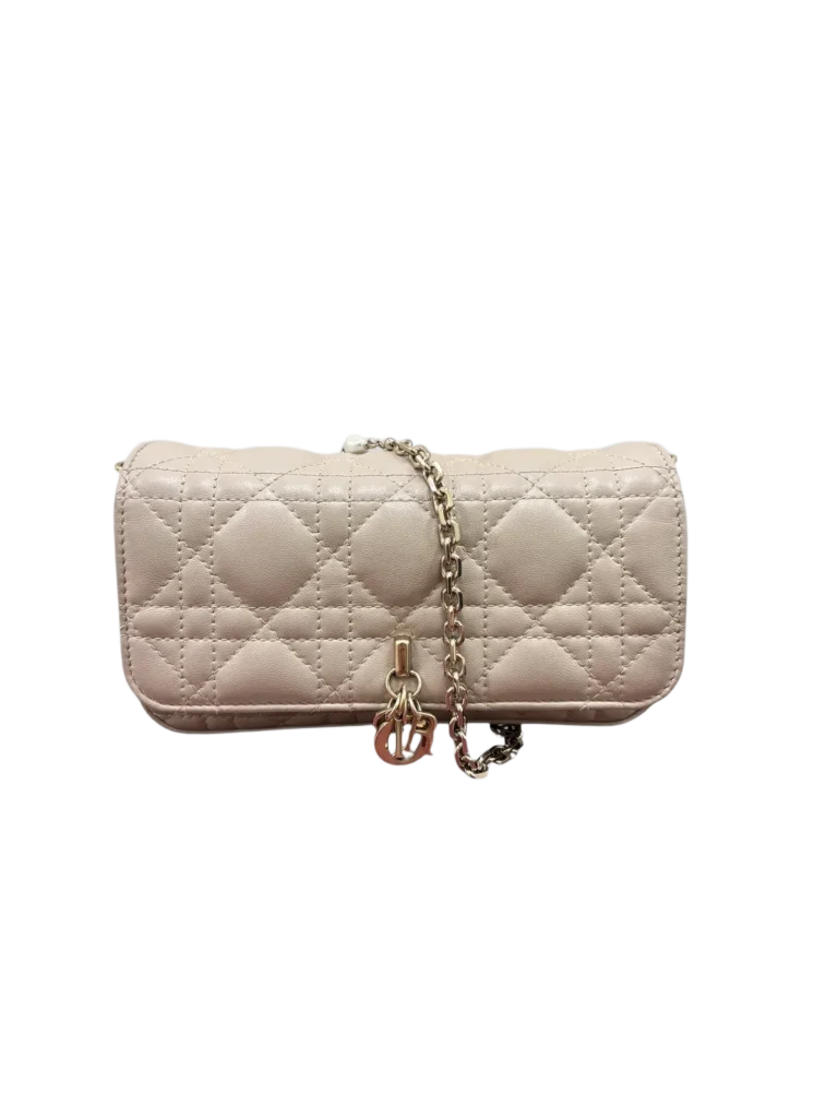 Borsa a tracolla Christian Dior vista frontale con trapuntatura e catena.