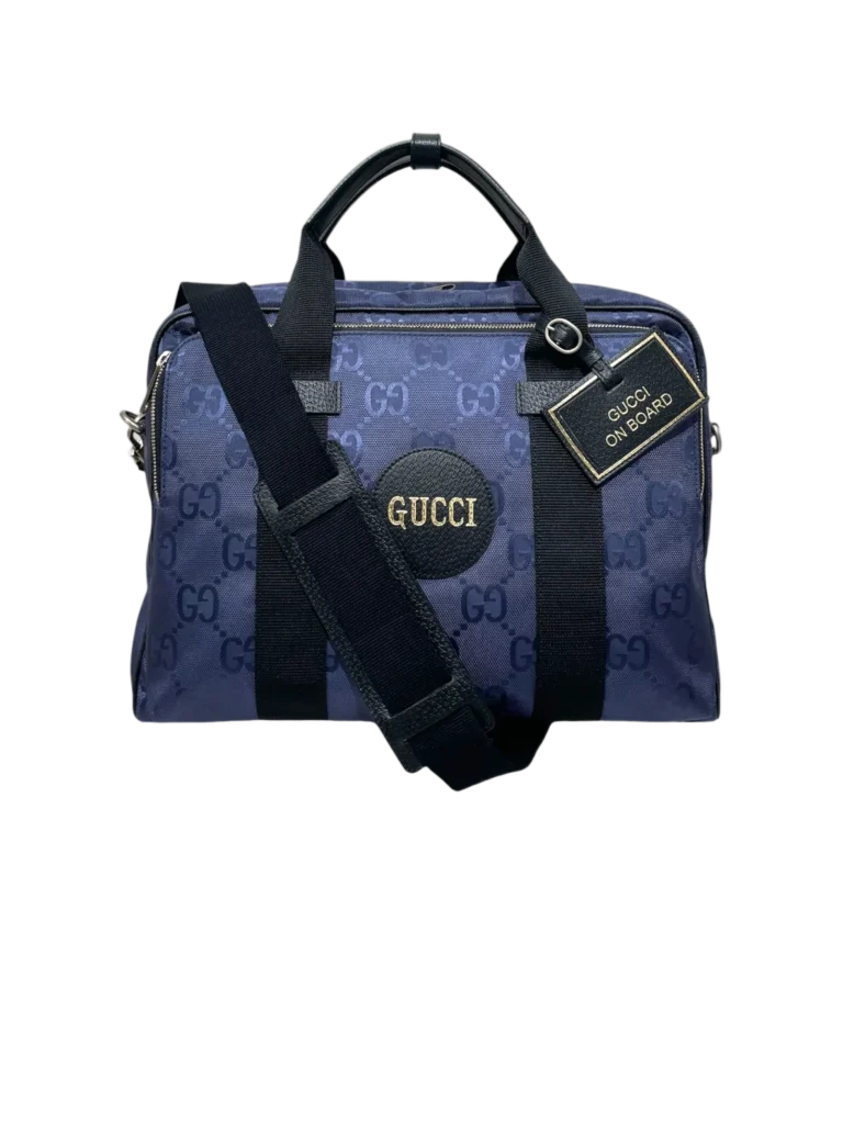 Borsa da viaggio Gucci Off The Grid in nylon blu con monogram, vista frontale.
