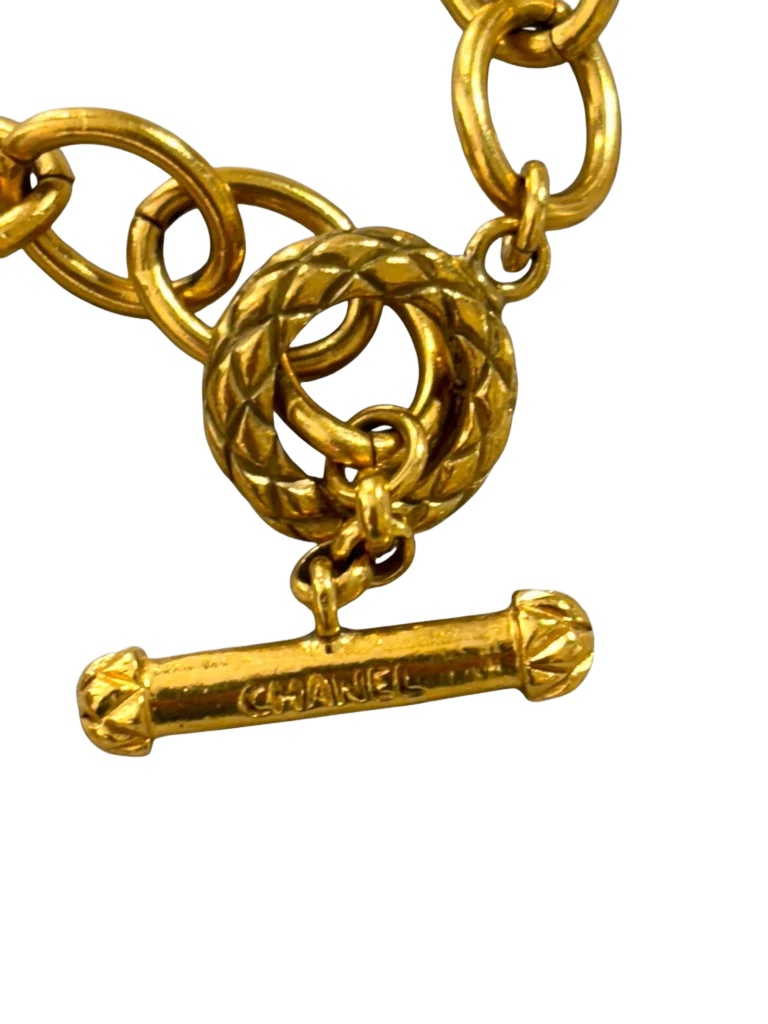 Collana in metallo placcato oro con ciondolo CC., foto 4 di 4