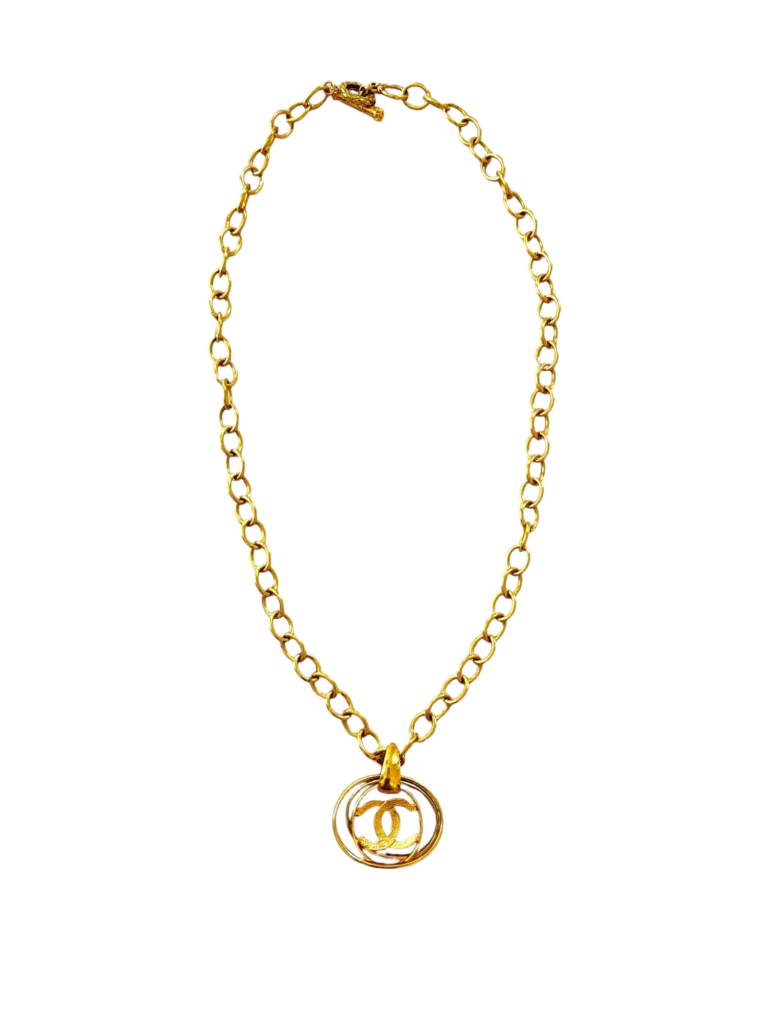 Collana Chanel in metallo placcato oro con ciondolo CC vista frontale.