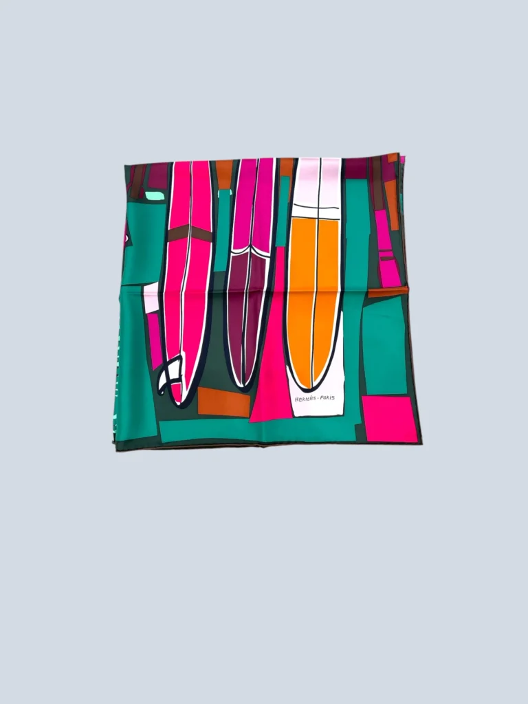 Foulard Hermès con stampa surf multicolore vista frontale.