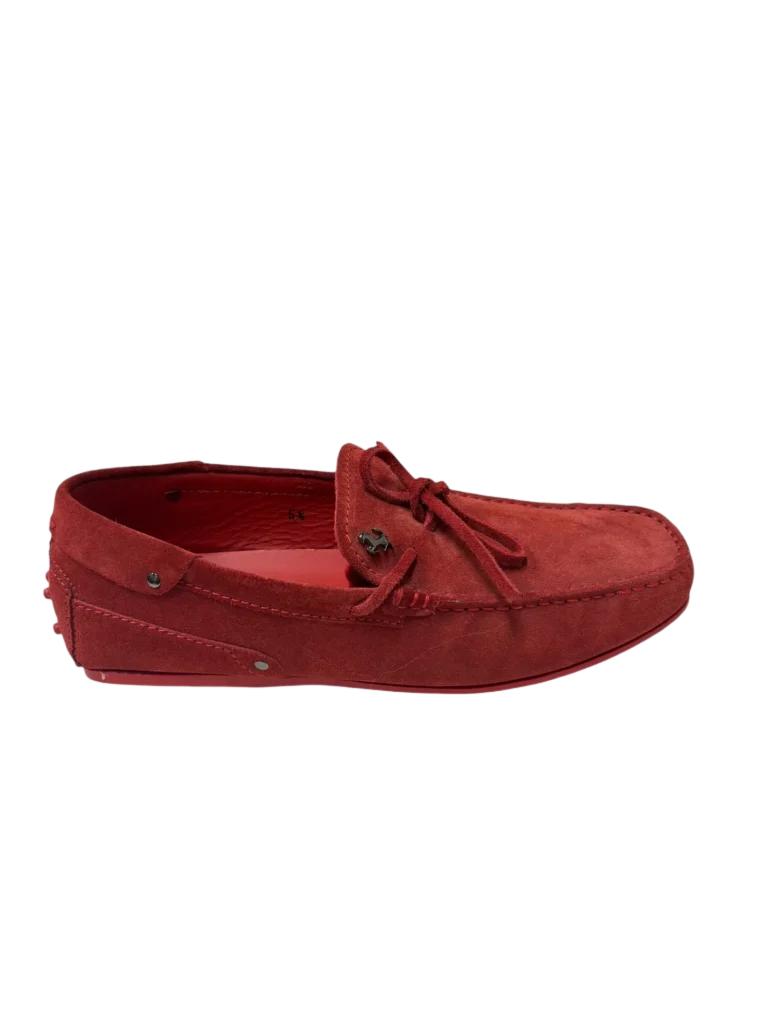 Mocassino Tod's X Ferrari in suede rosso, vista laterale.