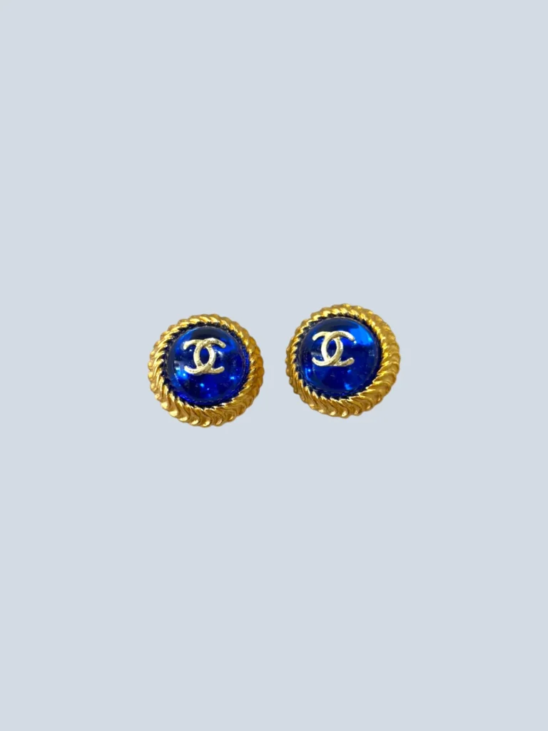 Orecchini a clip Chanel in metallo placcato oro con dettaglio blu.