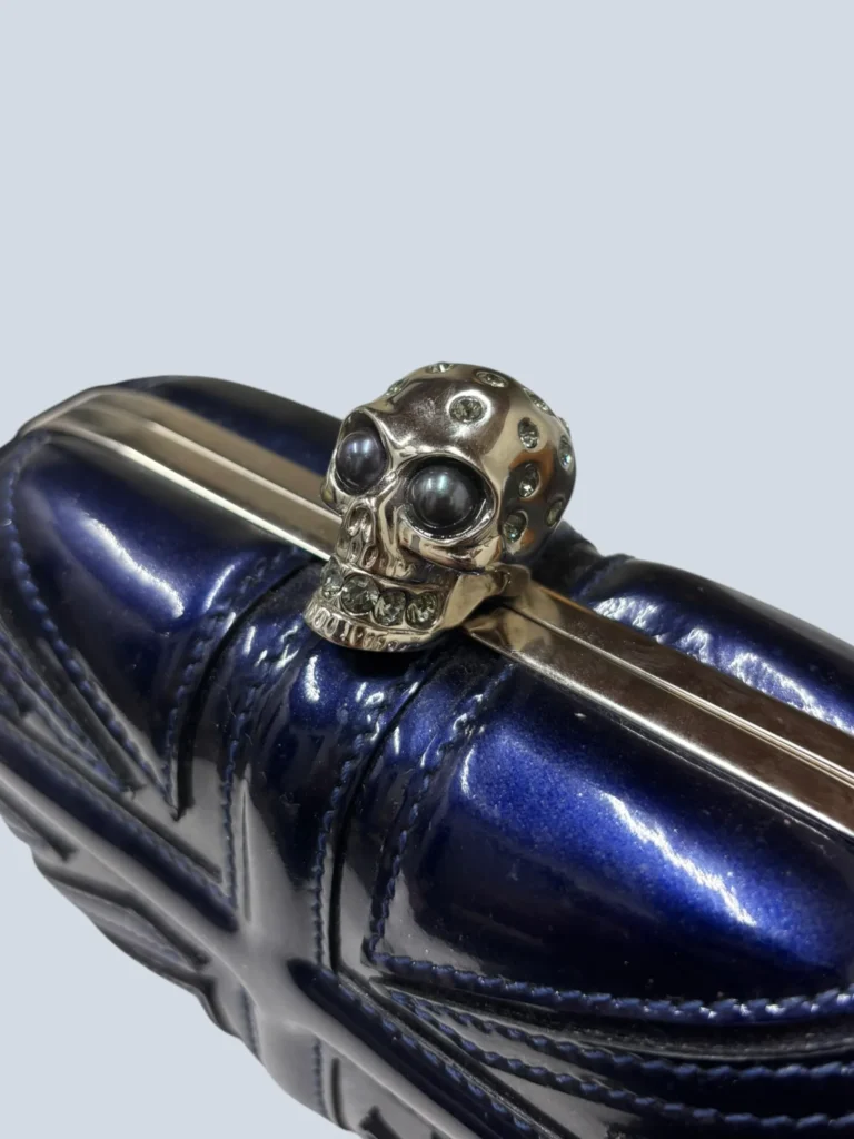 Pochette con teschio e bande in pelle lucida., foto 8 di 8