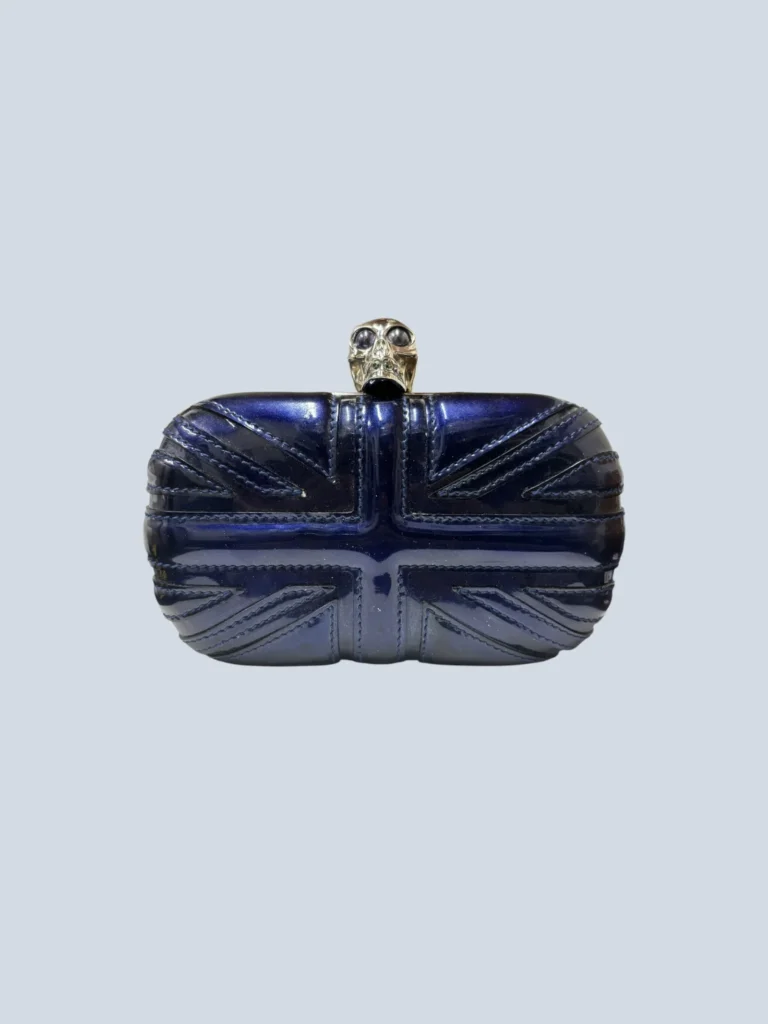 Pochette Alexander McQueen blu con motivo bandiera e teschio.
