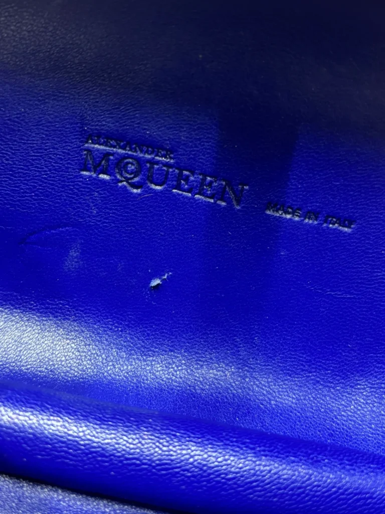 Pochette con teschio e bande in pelle lucida., foto 6 di 8