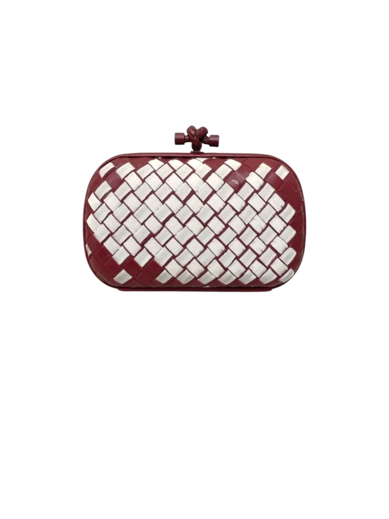 Clutch Knot di Bottega Veneta vista frontale con intreccio bordeaux e bianco.