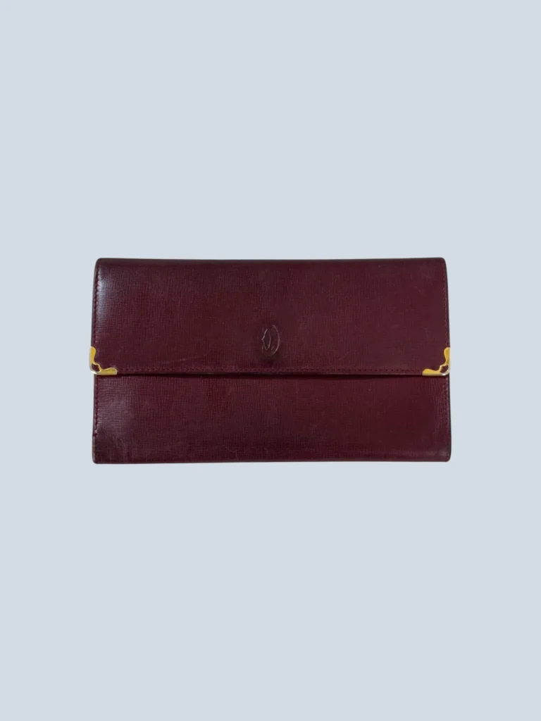 Portafoglio Cartier in pelle bordeaux visto frontalmente.