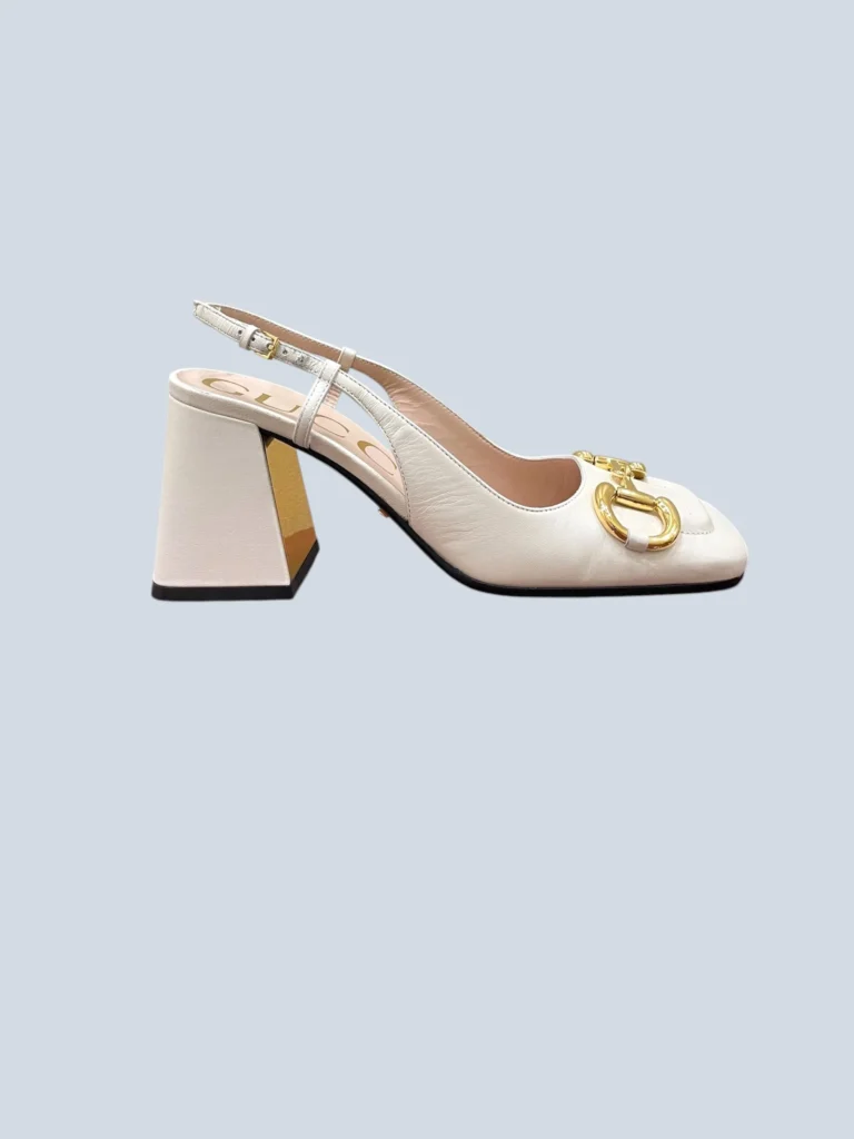 Slingback Gucci in pelle bianca con dettaglio Horsebit in metallo dorato.
