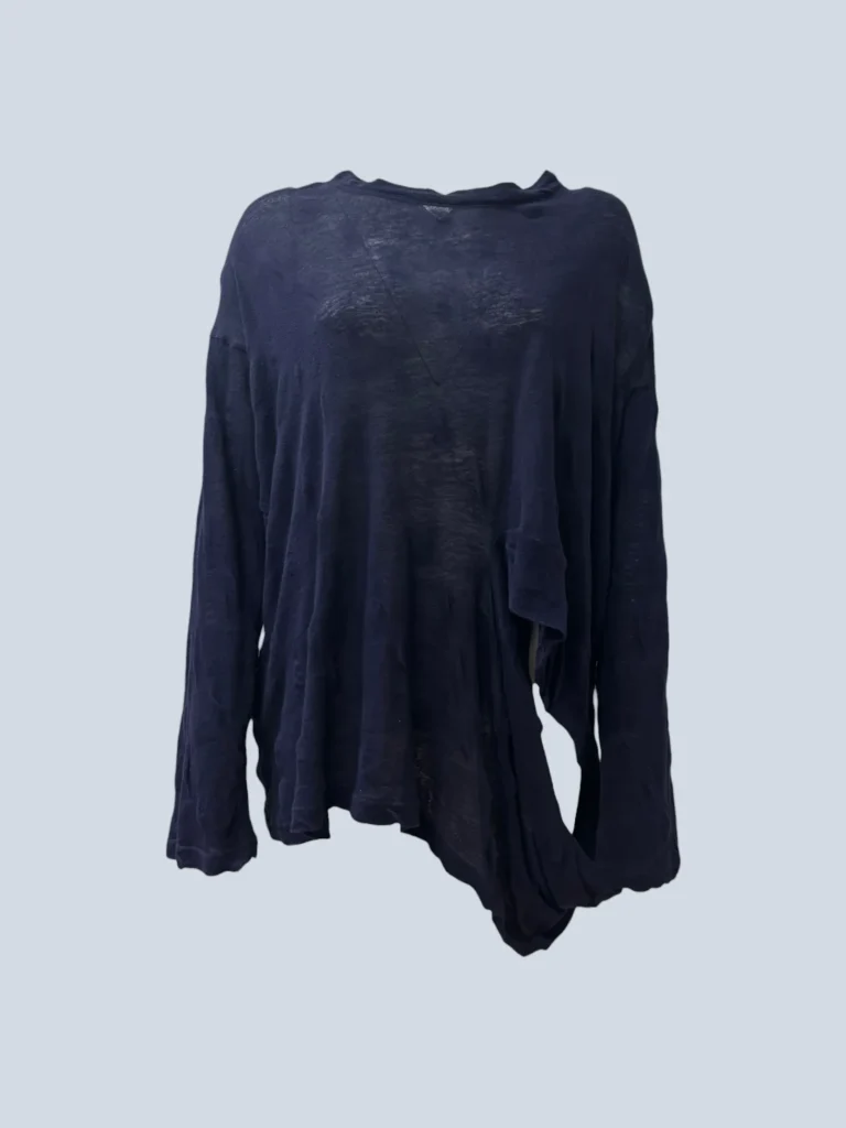 Top a maniche lunghe asimmetrico blu di Yohji Yamamoto visto di fronte.