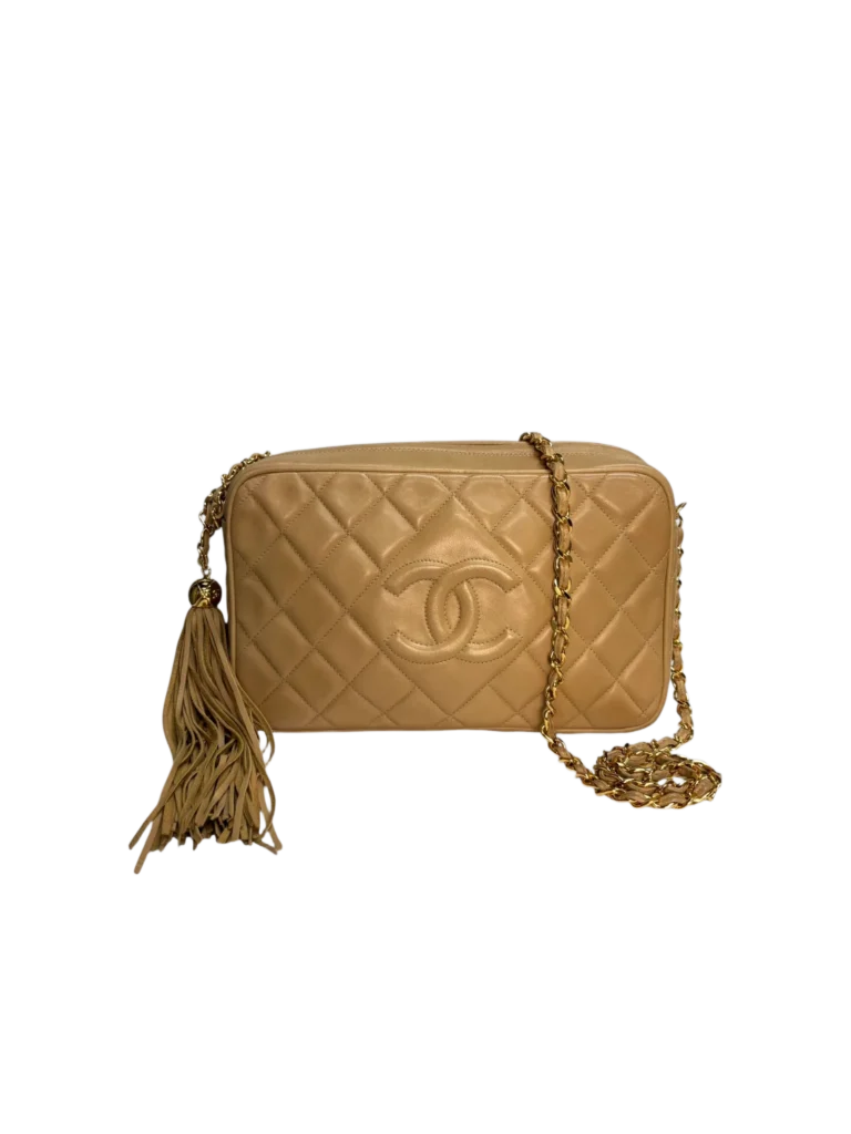 Borsa a tracolla Chanel in pelle matelassé beige vista frontale.