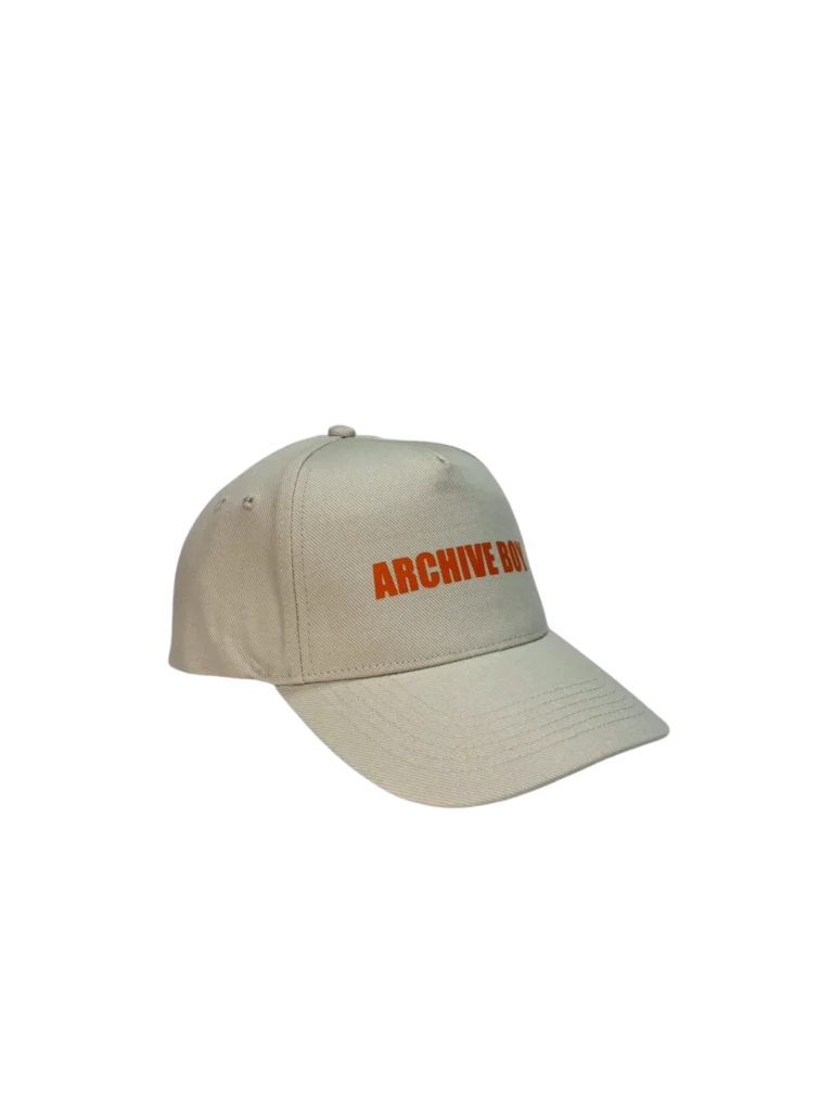 Cappellino beige con stampa 'ARCHIVE BOY' di NOT OLD. JUST ICONIC.