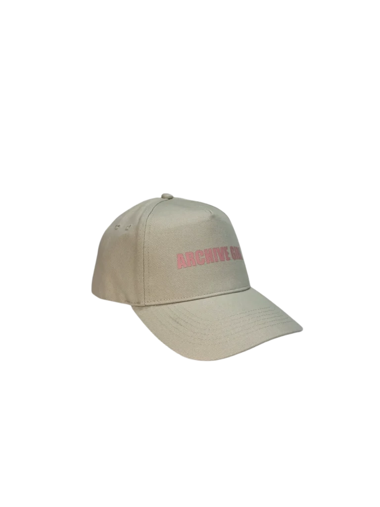 Cappellino beige con stampa ARCHIVE GIRL di NOT OLD. JUST ICONIC.