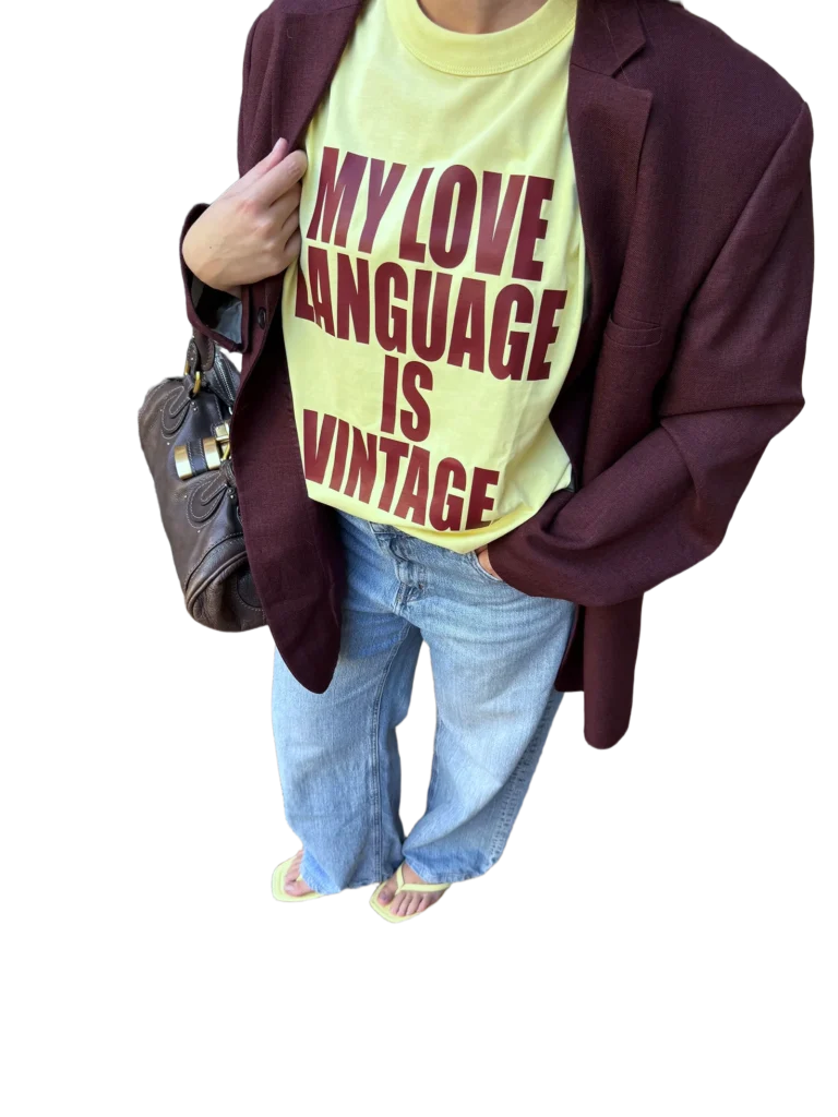 T-shirt NOT OLD. JUST ICONIC. gialla con scritta rossa visto indossato.