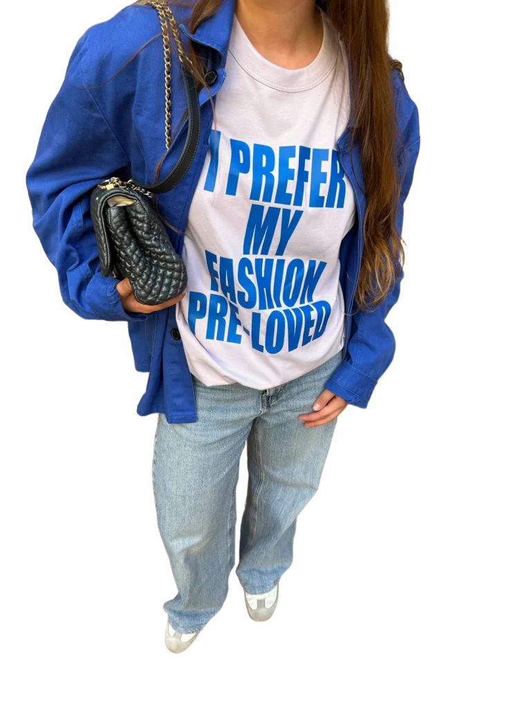 T-shirt NOT OLD. JUST ICONIC. indossata con giacca blu e jeans.