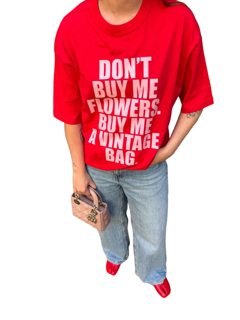 T-shirt rossa con stampa NOT OLD. JUST ICONIC. indossata.