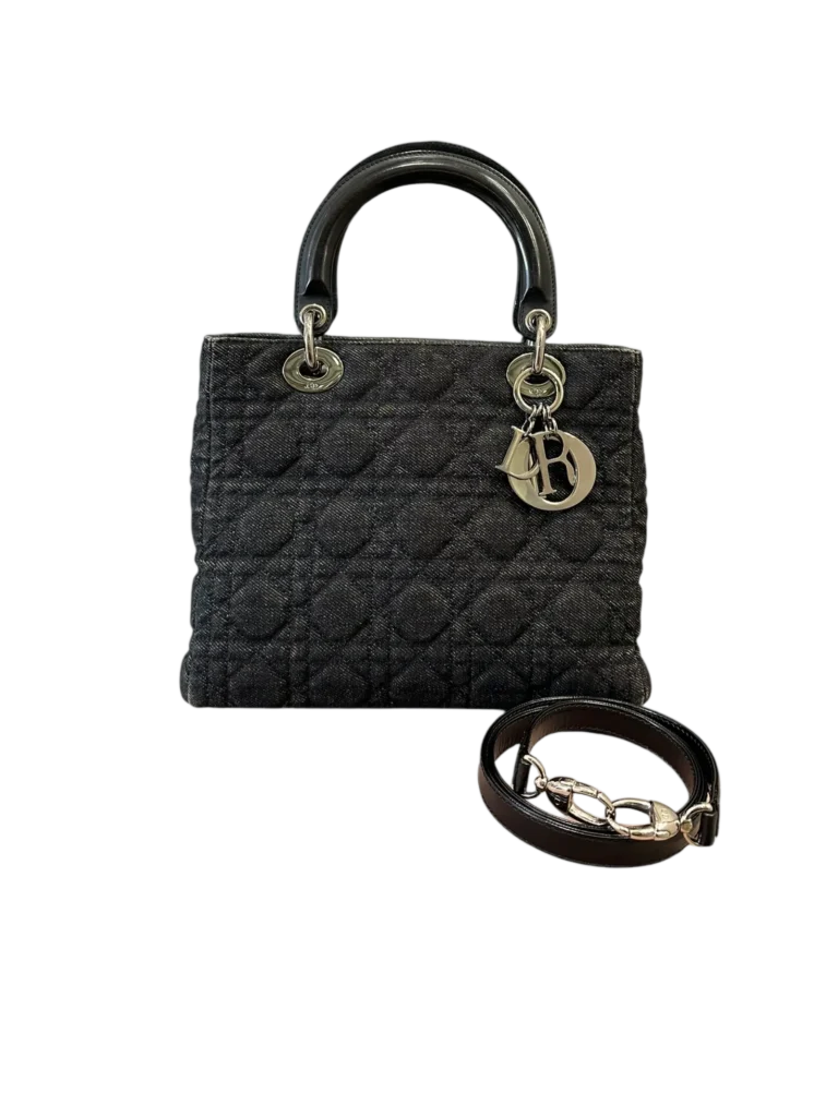Christian Dior — Borsa media Lady Dior in denim nero e pelle con manici, vista frontale.