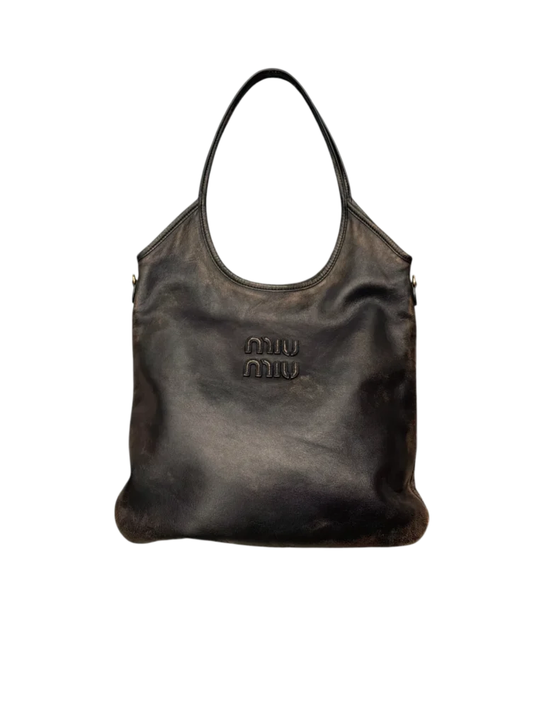 Borsa a spalla Miu Miu in nappa invecchiata con logo in rilievo.