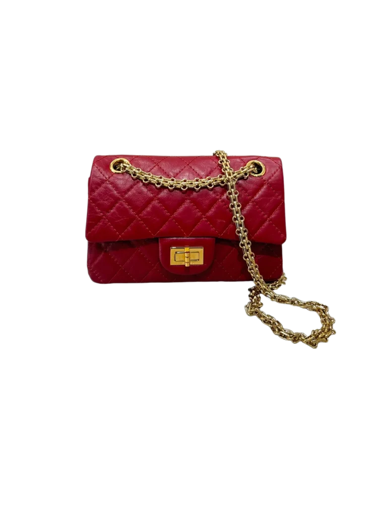 Borsa a tracolla Chanel 2.55 Reissue in pelle rossa con lavorazione trapuntata, vista frontale.