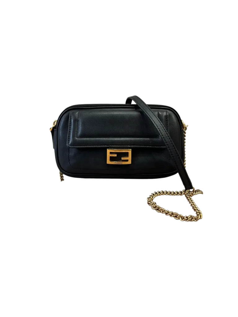 Borsa a tracolla Fendi in pelle nera con catena dorata vista frontale.